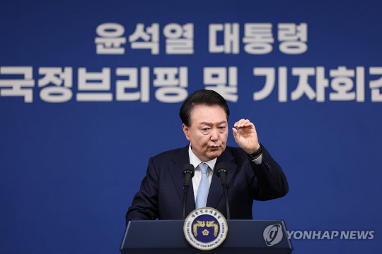 윤석열 대통령이 지난 8월말 서울 용산 대통령실 청사 브리핑실에서 열린 국정브리핑 및 기자회견에서 취재진의 질문에 답하고 있다. 연합뉴스